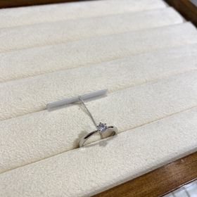 【TRECENTI(トレセンテ)の口コミ】 よくあるデザインの指輪とは少し違い、ダイヤモンドが浮いてるデザインが…