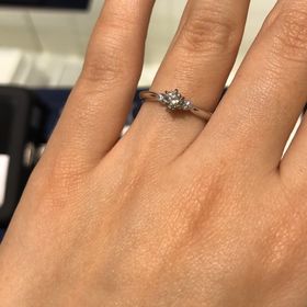 【4℃ BRIDAL(ヨンドシーブライダル)の口コミ】 私たちはストレートラインの指輪が欲しくて色々見て回っていました。
ひと…