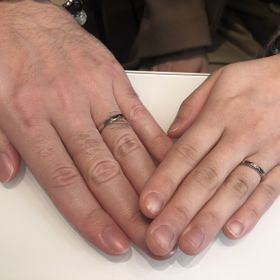 【Honey Bride(ハニーブライド)の口コミ】 もともとコンビの指輪を探していました
外側はカットがあるものがよく、こ…