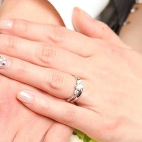 【TRECENTI(トレセンテ)の口コミ】 中央に大きなダイア、左右に小さなダイアがあるタイプで、中央のダイアが…