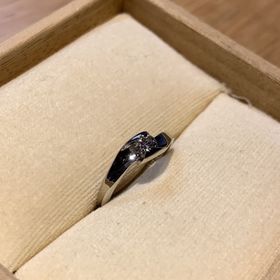 【ichi(イチ)の口コミ】 鍛造ならではのデザインが決め手でした。
横から見るとダイヤモンドの形が…