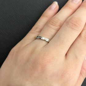 【ラザール ダイヤモンド(LAZARE DIAMOND)の口コミ】 スタイリッシュなデザインが大変気に入りました。鍛造リングで強度が強い…