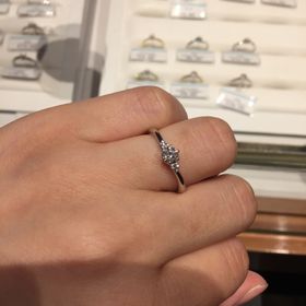 【銀座ダイヤモンドシライシの口コミ】 両脇にメレダイヤが付いているデザインです。リングが細く可愛らしい印象…