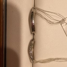 【STAR JEWELRY(スタージュエリー)の口コミ】 真ん中に石がが斜めに入っている指輪を探してこちらを試着しました。男性…