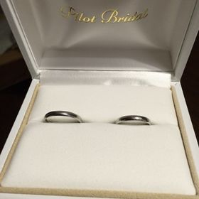【PILOT BRIDAL(パイロットブライダル)の口コミ】 表面にも何もデザインや石などなく、シンプルなストレートのプラチナ色の…