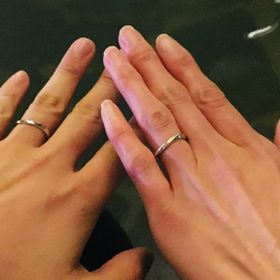 【4℃ BRIDAL(ヨンドシーブライダル)の口コミ】 【指輪のデザイン】シンプルでさりげなくダイヤが付いていてキラキラして…