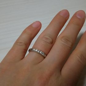 【ROYAL ASSCHER(ロイヤル・アッシャー)の口コミ】 5粒のダイヤモンドを並べた似たデザインを持つ3ブランドから、リングの太…