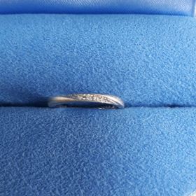 【銀座ダイヤモンドシライシの口コミ】 直線のデザインの指輪を見に行きましたが、来店し色々な指輪を見せて頂き…
