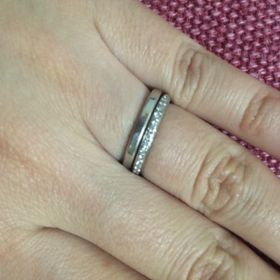 【ティファニー(Tiffany & Co.)の口コミ】 婚約指輪（ハーフエタニティー）と重ね付けできるデザインで、素材は手持…