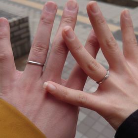 【銀座ダイヤモンドシライシの口コミ】 女性用は、ダイヤがきれいに輝くデザイン。男性用はシンプルなデザインで…