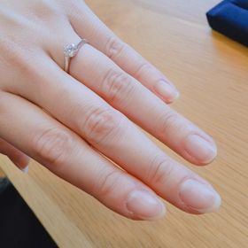 【トリニティ(Trinity)の口コミ】 この指輪は、ダイヤが目立つシンプルなデザインで、そこが気に入りました…