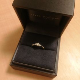 【ラザール ダイヤモンド(LAZARE DIAMOND)の口コミ】 普段でも着けられる婚約指輪が譲れない条件でした。
このヴァインは可愛い…