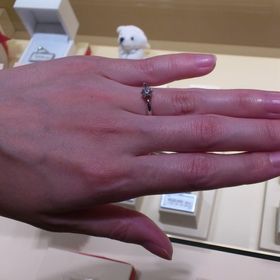 【ギンザタナカブライダル(GINZA TANAKA BRIDAL)の口コミ】 婚約指輪には是非、王道の立て爪タイプを！とのことで
一番シンプルなもの…