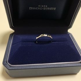 【銀座ダイヤモンドシライシの口コミ】 独特のつち目加工がされた結婚指輪です。光に当たるとキラキラし、まるで…