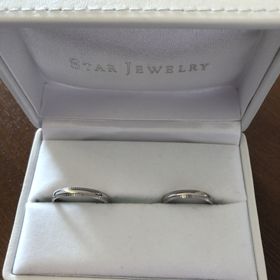 【STAR JEWELRY(スタージュエリー)の口コミ】 夫婦二人とも、仕事上指輪をつける頻度が低い為、ほどほどのお値段の指輪…