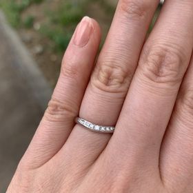 【ROYAL ASSCHER(ロイヤル・アッシャー)の口コミ】 立爪タイプの婚約指輪と重ね付けしたかったので、U字のデザイン。もともと…