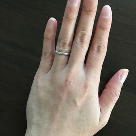 【アイプリモ(I-PRIMO)の口コミ】 斜めに入ったデザインで小さいダイヤが3つ付いているのがかわいくて気に入…