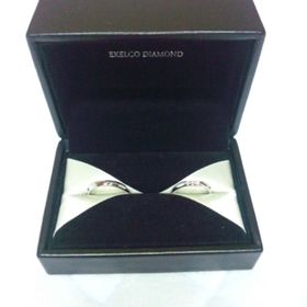 【エクセルコダイヤモンド(EXELCO DIAMOND)の口コミ】 試着してみて２人共の指に似合って、２人共がデザインを気に入った。
店員…