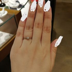 【銀座ダイヤモンドシライシの口コミ】 たくさん試着させていただきましたが、もともと王道なデザインの婚約指輪…
