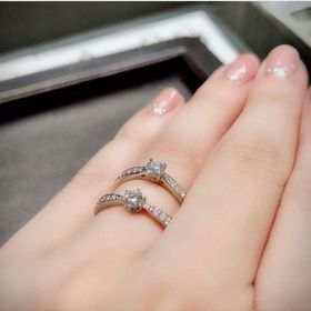 【ラザール ダイヤモンド(LAZARE DIAMOND)の口コミ】 レール留めタイプのサイドメレ。6つ爪タイプです。4つ爪より6つ爪の方がか…