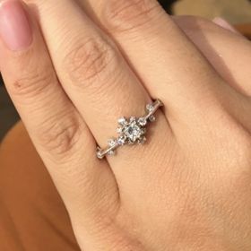 【AbHeri(アベリ)の口コミ】 他にはないデザインで、とにかく華やかで可愛いです。モチーフが大ぶりで…