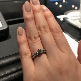 【エクセルコダイヤモンド(EXELCO DIAMOND)の口コミ】 ビューシャトーを試着させていただきました。爪留めのサイドメレで、エタ…