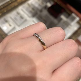 【ケイウノ ブライダル(K.UNO BRIDAL)の口コミ】 メレダイヤを使った結婚指輪を探していてこちらに伺いました。華奢なデザ…