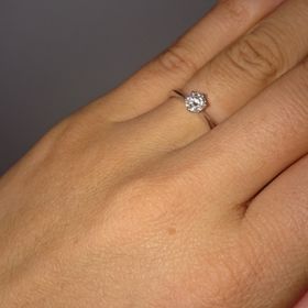 【銀座ダイヤモンドシライシの口コミ】 とにかくシンプルで飽きのこないデザインを探していました。結婚と同じよ…