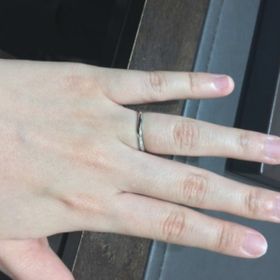 【俄(にわか)の口コミ】 試着したときに指にフィットしたのが決め手です。緩やかなカーブラインが…