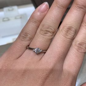 【アイプリモ(I-PRIMO)の口コミ】 自然なウェーブが肌に馴染み、指がとても綺麗に見える指輪でした。指輪に…