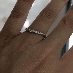 【ヴァンドーム青山(VENDOME AOYAMA)の口コミ】 くびれの入った、ウェーブがかったデザインが好みで試着しました。ダイヤ…