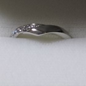 【俄(にわか)の口コミ】 試着した段階でどのデザインよりも自分の指にしっくりきました。ダイヤを…