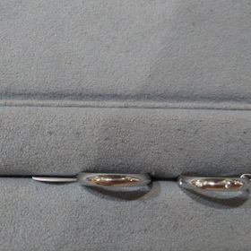 【宝寿堂(ほうじゅどう)の口コミ】 この指輪のデザインはリングの真ん中の高さが高くなっていて山があり、そ…