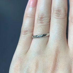 【ROYAL ASSCHER(ロイヤル・アッシャー)の口コミ】 ダイヤモンドが一つ付いたシンプルなデザインですが、ダイヤの存在感が際…