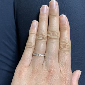 【俄(にわか)の口コミ】 いろいろなお店で似たデザインの指輪を見ましたが、カーブが緩いＶ字のハ…