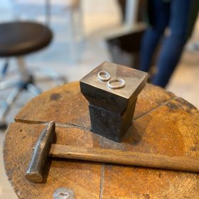 【Smith(工房スミス)の口コミ】 自分達で作る過程を楽しめること、お互いに手書きの刻印を相手の指輪に出…