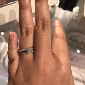 【agete(アガット)の口コミ】 ハーフエタニティの結婚指輪とハーフエタニティとシルバーリングが交差し…