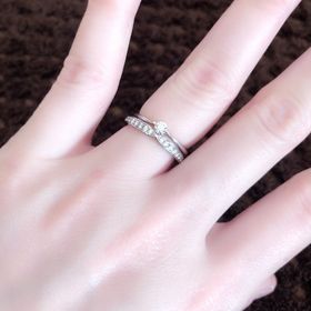 【ラザール ダイヤモンド(LAZARE DIAMOND)の口コミ】 婚約指輪と重ね付けした際に指輪と指輪の間に隙間があかない指輪を探して…