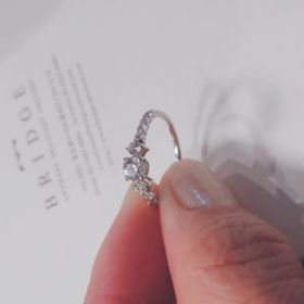 【infinitylove(インフィニティラヴ)の口コミ】 華やかでダイヤモンドの輝きが目を引くデザインです。試着して鏡で見たと…