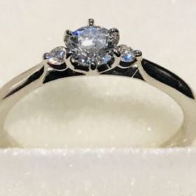 【エルサカエの口コミ】 こちらの指輪はシンプルかつ美しいデザインで、大きなダイヤモンドが真ん…