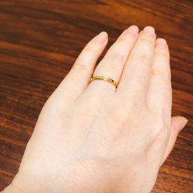 【Mellerio dits Meller】の口コミ 元々イエローゴールドのリングで探していました。
文字のデザインとイエロ...