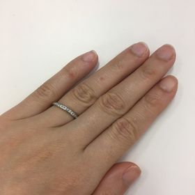 【MILK&Strawberry(ミルクアンドストロベリー)の口コミ】 指輪の形状がストレート且つ、華美過ぎない上品なダイヤが飽きの来ないデ…