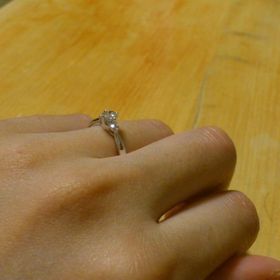 【TASAKI(タサキ)の口コミ】 デザインとダイヤのキラキラが素晴らしいです。
大きなダイヤがバーンと乗…