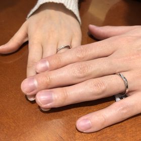 【TRECENTI(トレセンテ)の口コミ】 ウェーブデザインが特徴的なリングです。
シンプルな中にもお洒落さがあり…