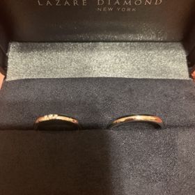 【ラザール ダイヤモンド(LAZARE DIAMOND)の口コミ】 とてもシンプルで王道なデザインを探しており、
婚約指輪と同じブランドが…