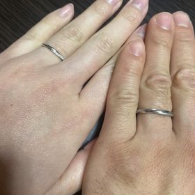 【銀座ダイヤモンドシライシの口コミ】 指輪の形がストレートで、ダイヤが斜めに2線はいっていて見る角度で違った…