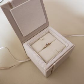 【AMOUR AMULET(アムール・アミュレット)の口コミ】 彼からプレゼントしていただいたものです。
担当の方の接客がとてもよく、…