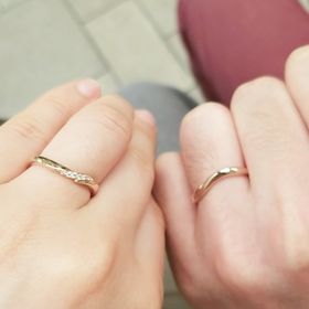【アイプリモ(I-PRIMO)の口コミ】 肌馴染みのいいピンクゴールドで、夫婦おそろいのデザインで2人の指輪を重…