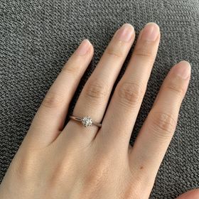 【銀座ダイヤモンドシライシの口コミ】 もともとデザインはシンプルなものを探しており、ダイヤモンドシライシと…