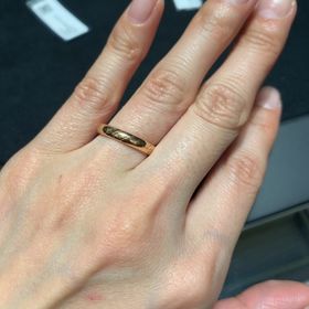 【ヴァン クリーフ＆アーペル(Van Cleef & Arpels)の口コミ】 関節がゴツゴツしており指の根本で指輪が回ってしまうため、シンプルで向…